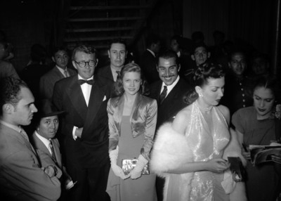 Emilio el Indio Fernández con artistas norteamericanos y mexicanos en los estudios Churubusco