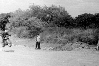 Doble cinematográfico en motocicleta, durante la filmación de una escena, en el bosque
