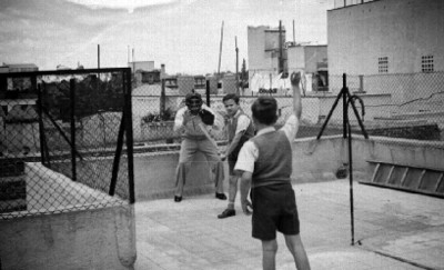 Arturo de Córdova jugando beisbol con dos niños