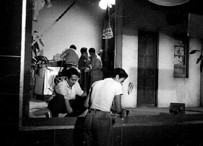 Hombre checando boletos de los pasajeros de un tren, escena de película
