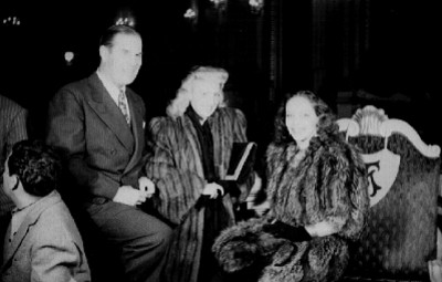 Artistas conversando durante la premiere de el Gran Hotel