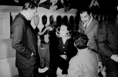 Artistas conversando durante el estreno de le Gran Hotel en el Metropolitan