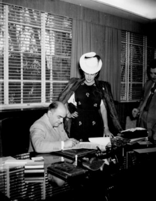 Empresario de cine firmando contrato, junto a Sofía Alvarez