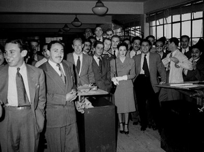 Consuelo Rico Zertuche, periodistas y empleados durante su visita a una empresa periodistica, retrato de grupo