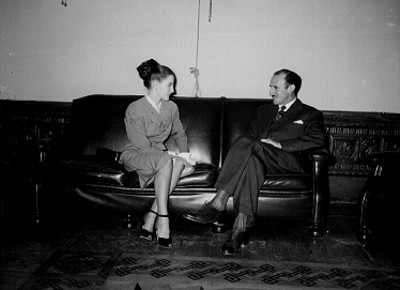 Consuelo Rico Zertuche conversando con un empresarios periodistico en una sala