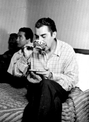 Emilio Fernández fumando y tomando café, durante un descanso