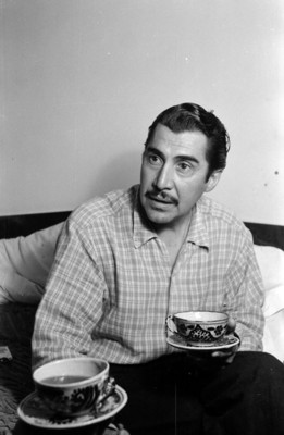 Emilio Fernández tomando café, durante un descanso