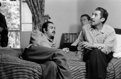 Emilio Fernández, Pedro Armendariz y Fernándo Fernández sentados en una cama durante un descanso