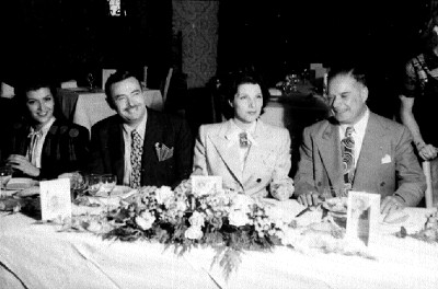 Gloria Marín y Libertad Lamarque en compañía de hombres, en El Patio