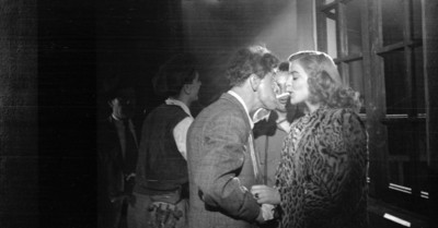 Resortes y actriz sosteniendo objeto con la boca durante una escena de película en los estudios Churubusco