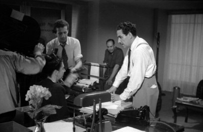 Actores y camarógrafos en un estudio durante la filmación de una escena