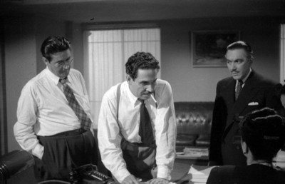 Actores y actriz en un estudio cinematográfico, durante la filmación de una escena