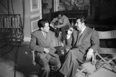Director y productor de cine conversando durante la filmación de una película