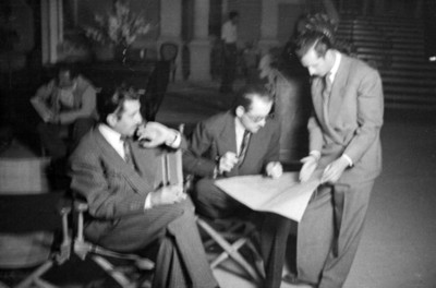 Director y productor de cine revisando el guión en la filmación de una película
