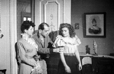 Libertad Lamarque y otra actriz recibe indicaciones de director de cine durante filmación de película en un plató