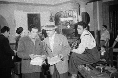 Directores de cine discutiendo el guión de una filmación