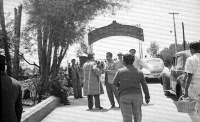 Actores y empresarios en los patios de los estudios de cine CLASA