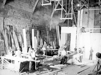 Carpinteros trabajando en la construcción de un foro