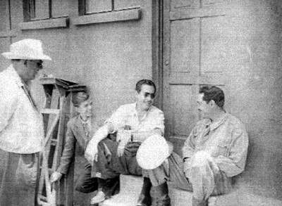 Actor y trabajadores conversadno, durante un descanso en el cuartel No. 1