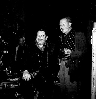 Directores de cine conversando durante la filmación de una película