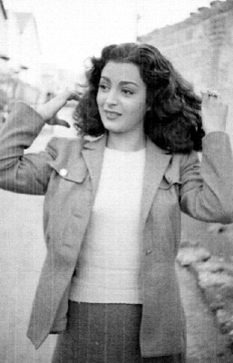 Elsa Aguirre arreglándose el cabello, durante un descanso fílmico