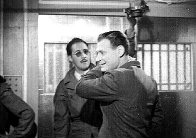 Luis Sandrini junto a un técnico de iluminación en un foro cinematográfico