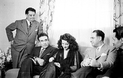 María Félix conversando con directores y productores de cine durante el rodaje de la película