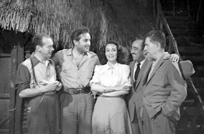 Dolores del Río y actores dialogan fuera de plató; película, Selva de Fuego