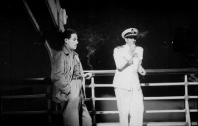 Actor recibiendo instrucción de un director de cine en una escena dentro de un barco