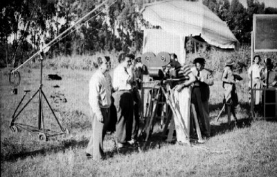 Forilleros y directores de cine en un bosque durante la grabación de la película Sombra y Sol