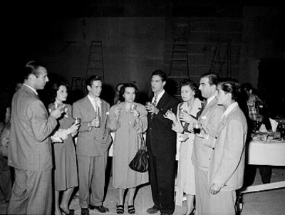 Actores y actrices brindando por la inauguración de la película de Corazones de México