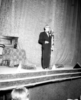 Andrés Soler dirigiendo un discurso, durante un festival de artistas de cine