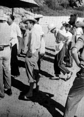 Actores y forilleros, durante la producción de la película 8 hombres y una mujer