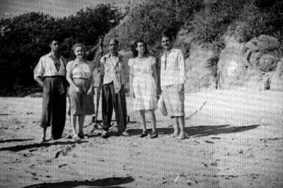 Andrés Soler con actores de reparto en la locación de la película 8 hombres y una mujer, retrato de grupo