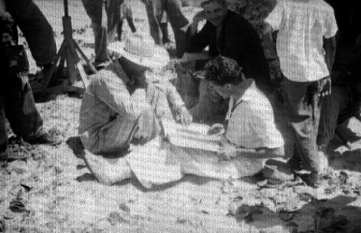 Andrés Soler con actores revisan el libreto en la locación de la película, 8 hombres y una mujer