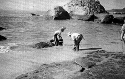 Actores acarreando agua del mar, durante una escena de la película 8 hombres y una mujer en Acapulco