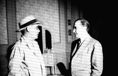 Directores de cine conversando en una sala