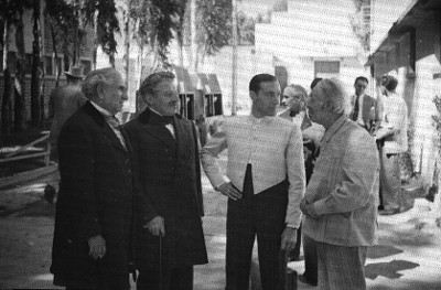 Ángel Garaza conversando con directores de cine al llegar al foro 6 para la filmación de Vértigo