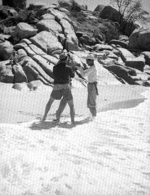 Actores realizando una escena en la orilla de la playa
