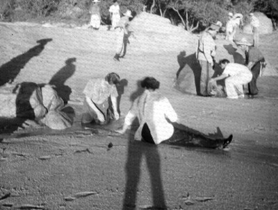 Actores durante una escena de la película 8 Hombre y una Mujer
