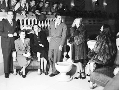 Dolores del Río conversando con artista durante la premier de la película El Gran Hotel