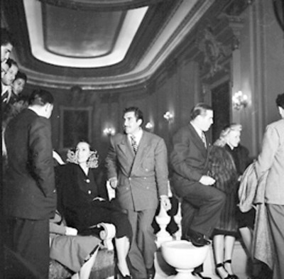Emilio Fernández y Dolores del Río acompañado de actores durante la premier de la pelicula El Gran Hotel