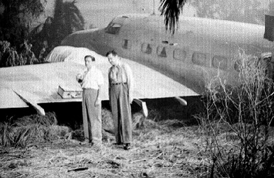 Cineastas junto a un avión para la filmación de una película en una zona selvatica