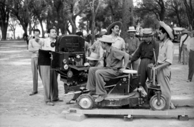 Emilio El Indio Fernández y camarógrafos en un jardín, para la filmación de la película Enamorada
