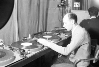 Técnico grabando el noticiero EMA