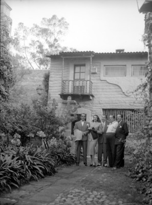 Xavier Gugat y comitiva en los estudios Churubusco, retrato de grupo