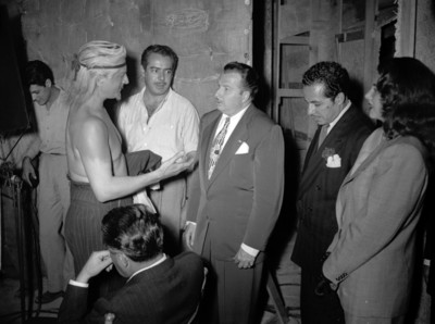 Xavier Gugat conversando con un actor en los estudios Churubusco
