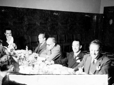 Productores de cine durante en banquete en honor a Adolfo Fernández Bustamante