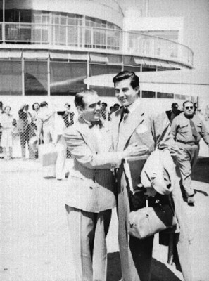 Lalo Noriega descendiendo de un avion a su llegada a México