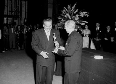 Arturo de Córdova, recibe el premio Ariel en el palacio de Bellas Artes